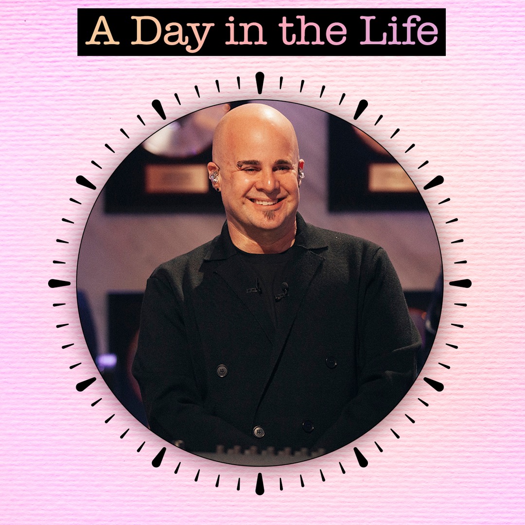 A Day in the Life: Kelly Clarkson's Music Director Reveals How "Kellyoke" Comes Together - E! Online - NewsOpener A Day in the Life: Kelly Clarkson's Music Director Reveals How "Kellyoke" Comes Together - E! Online